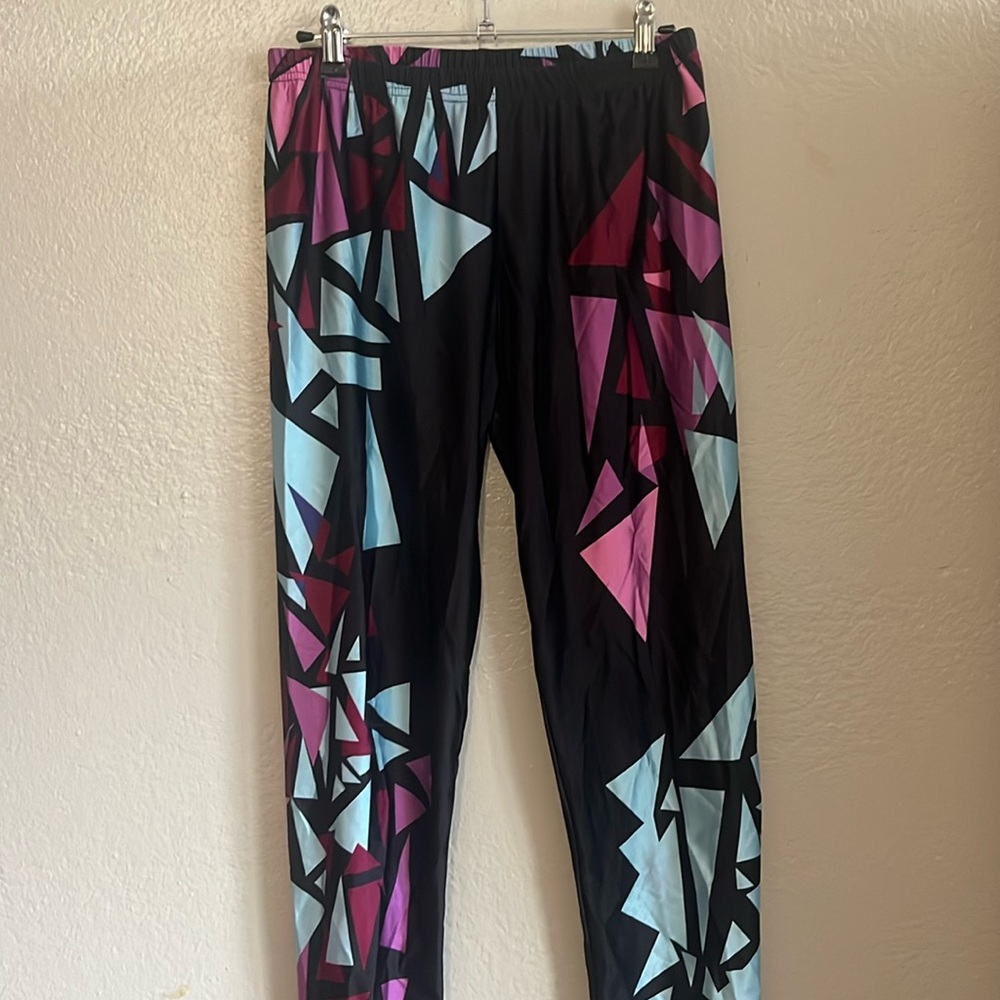 Geometric print leggings, black and purple triangles